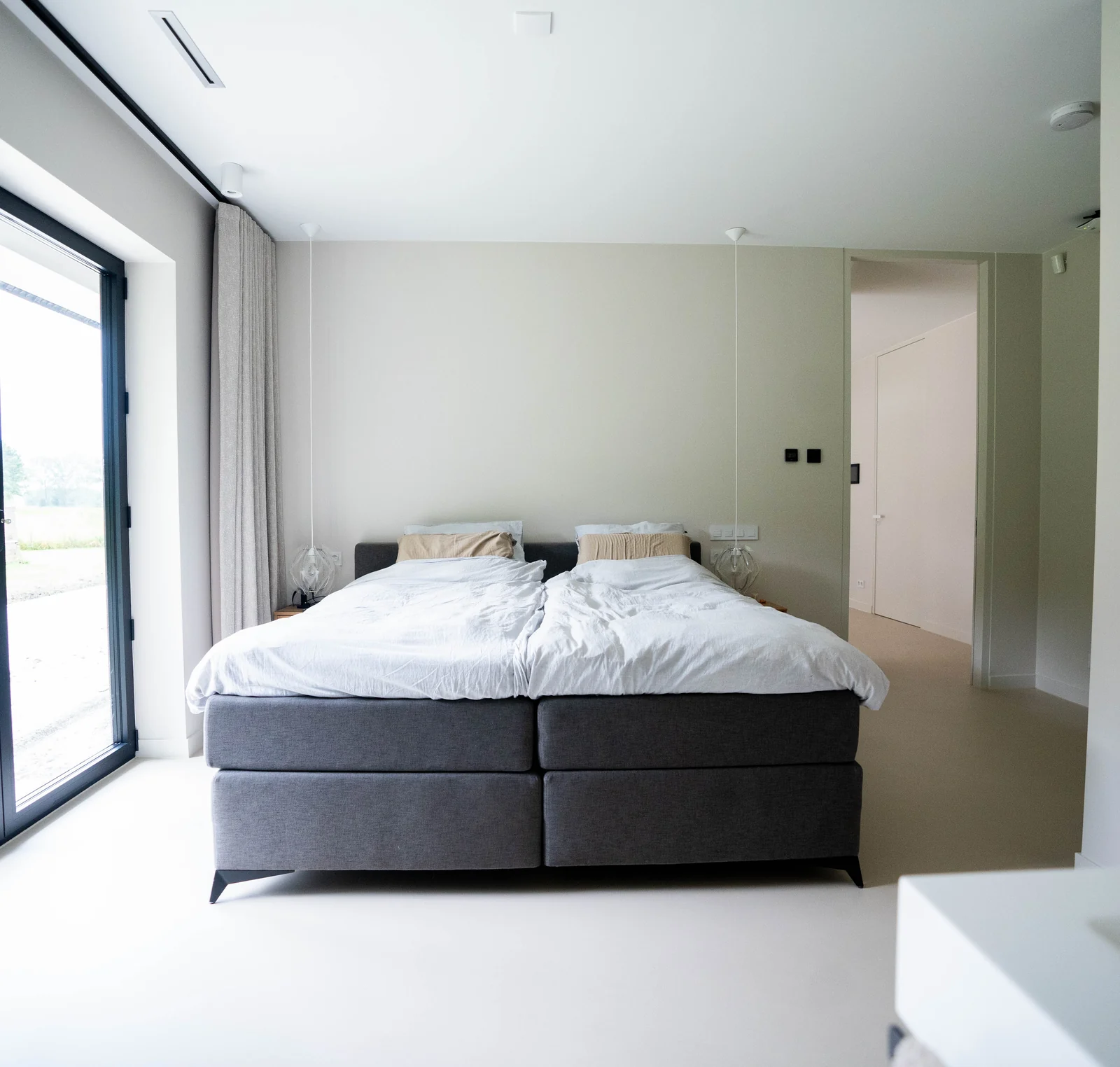 microcement-slaapkamer-modern-ash Microcement vloer in slaapkamer, kleur Modern Ash