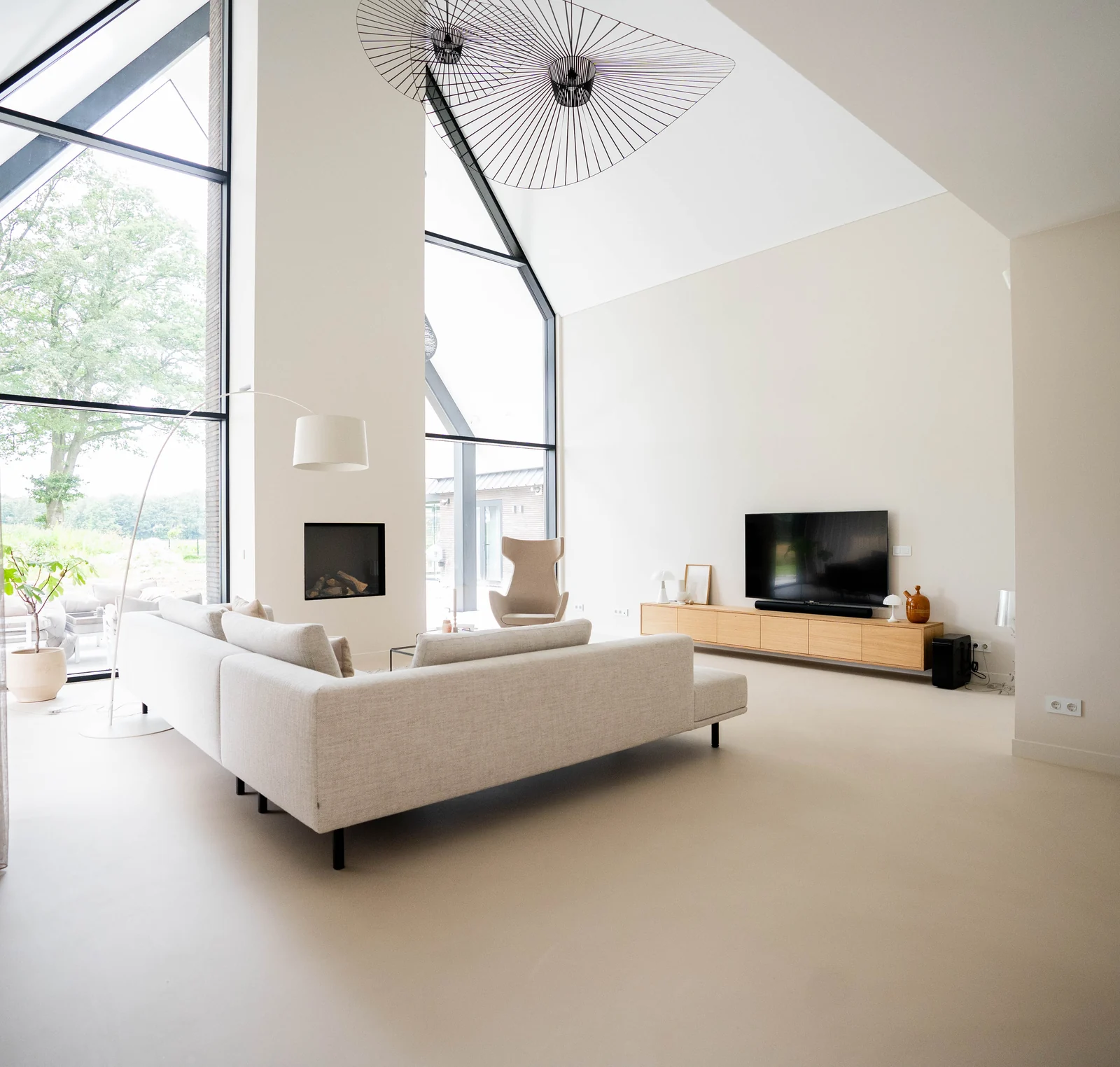 microcement-woonkamer-modern-ash Microcement vloer in lichte woonkamer, kleur Modern Ash