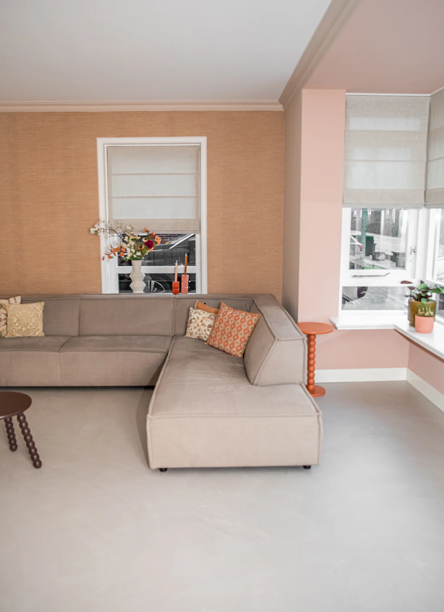 microcement-woonkamer-pale-terra Microcement vloer in woonkamer, kleur Pale Terra